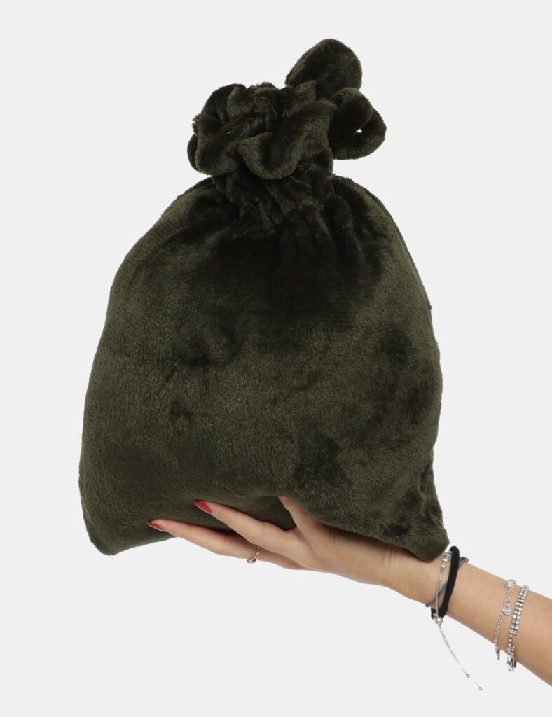 Plaid Seconda Strada verde - COMPOSIZIONE E VESTIBILITÀ:100% poliestereCONSIGLI DI STILE:Plaid natalizio in total verde oliv