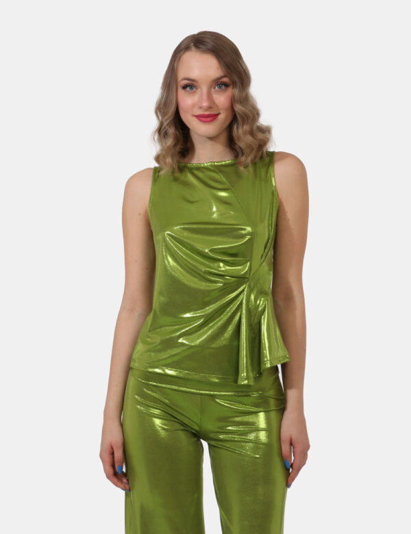 Top Vougue Verde - Top simil canotta, con spalline larghe ed in total verde patinato. Presente arricciatura laterale. La ves