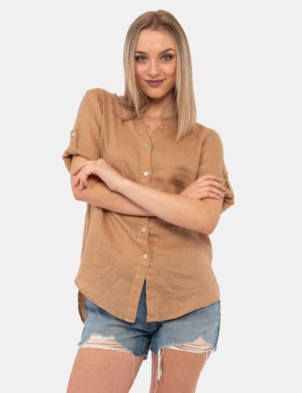 Camicia Yes Zee Marrone - Camicia in lino in total marrone sabbia, a maniche corte con risvoltino. Piccolo dettaglio è rappr