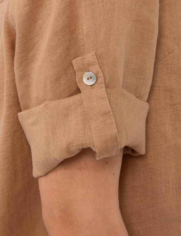 Camicia Yes Zee Marrone - Camicia in lino in total marrone sabbia, a maniche corte con risvoltino. Piccolo dettaglio è rappr