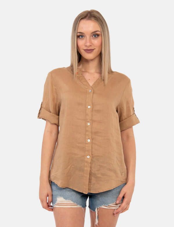 Camicia Yes Zee Marrone - Camicia in lino in total marrone sabbia, a maniche corte con risvoltino. Piccolo dettaglio è rappr