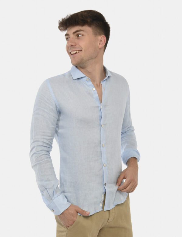 Camicia Yes Zee Azzurro - Camicia in lin celeste con bottoni tipo madreperla. Particolari asola del primo bottone con filo a