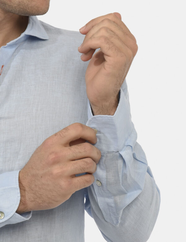 Camicia Yes Zee Azzurro - Camicia in lin celeste con bottoni tipo madreperla. Particolari asola del primo bottone con filo a