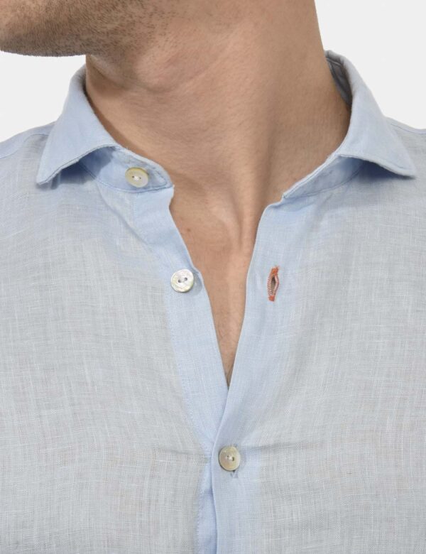 Camicia Yes Zee Azzurro - Camicia in lin celeste con bottoni tipo madreperla. Particolari asola del primo bottone con filo a