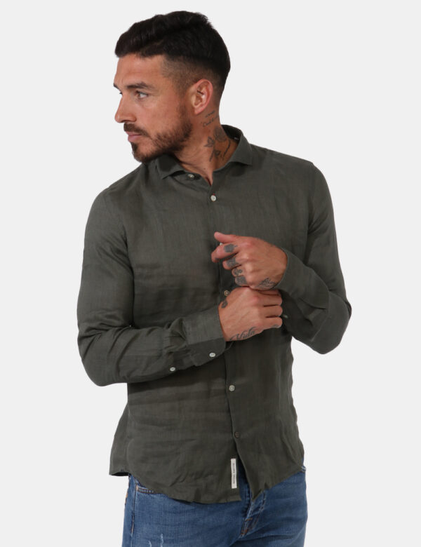 Camicia Yes Zee Verde - Camicia in lino ed in totalverde militare. La vestibilità è morbida e pratica grazie a bottoni ad as