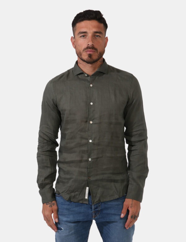 Camicia Yes Zee Verde - Camicia in lino ed in totalverde militare. La vestibilità è morbida e pratica grazie a bottoni ad as