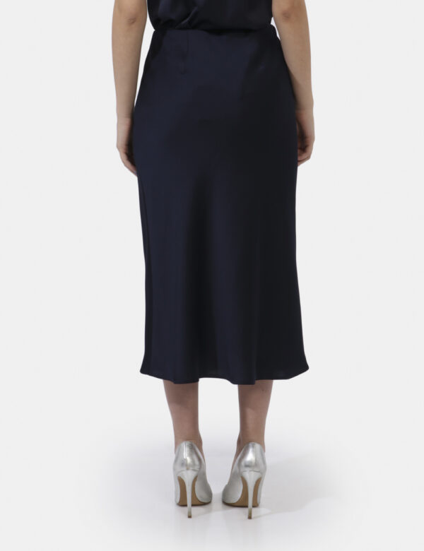 Gonna Emme Marella Blu - Gonna modello longuette in total blu navy lucido. La vestibilità è morbida e regolabile grazie ad e