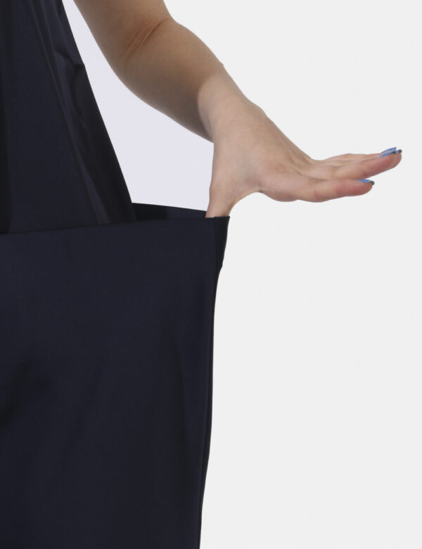 Gonna Emme Marella Blu - Gonna modello longuette in total blu navy lucido. La vestibilità è morbida e regolabile grazie ad e