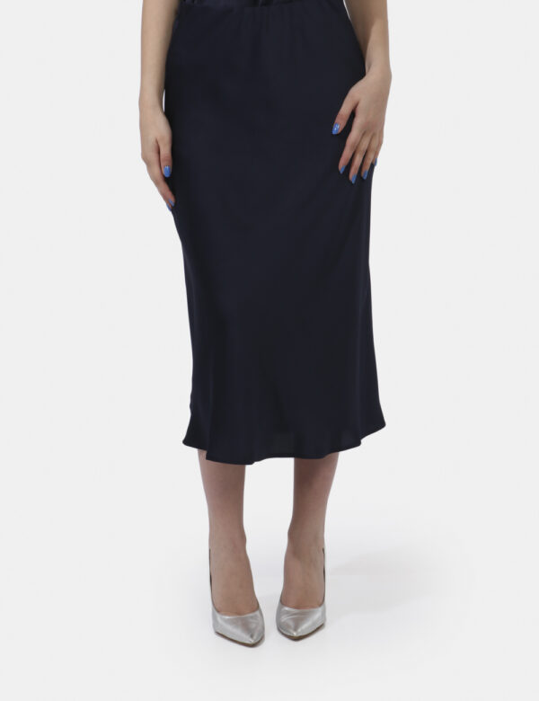 Gonna Emme Marella Blu - Gonna modello longuette in total blu navy lucido. La vestibilità è morbida e regolabile grazie ad e
