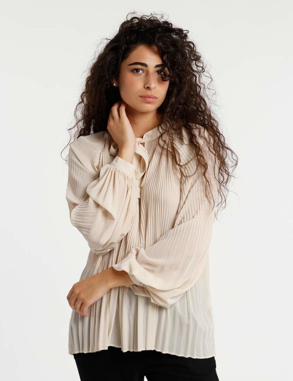 Camicia Fracomina con plissè - La modella indossa una taglia S ed è alta175 cm e la vestibilità è regolareLo stile di questa