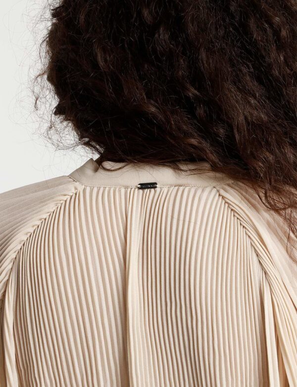 Camicia Fracomina con plissè - La modella indossa una taglia S ed è alta175 cm e la vestibilità è regolareLo stile di questa