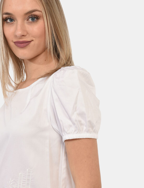Abito Fracomina Bianco - Abito in total bianco, con ricamo in tono su tono e maniche a palloncino. La vestibilità è morbida