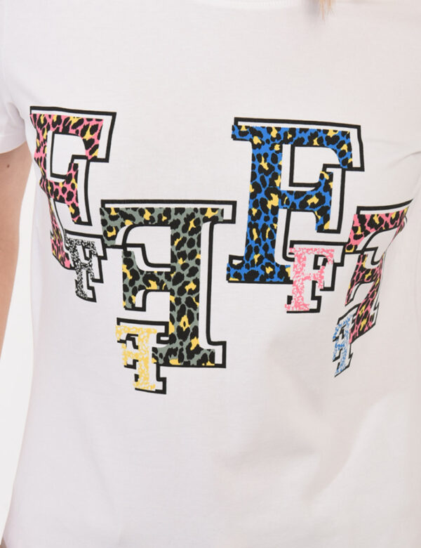 T-shirt Fracomina Bianco - T-shirt su base bianca con colorata stampa centrale che richiama il logo brand. La vestibilità è