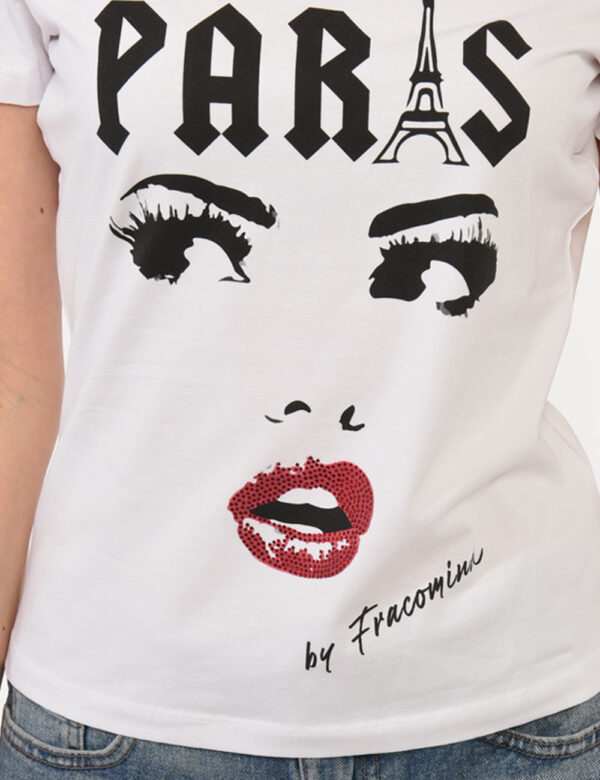 T-shirt Fracomina Bianco - T-shirt su base bianca con stilizzata stampa Paris in nero e rosso. La vestibilità è morbida e re