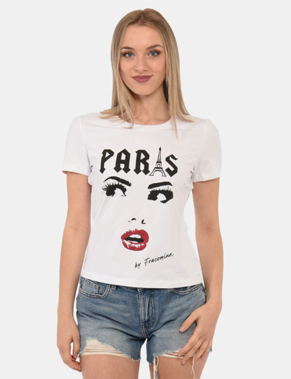 T-shirt Fracomina Bianco - T-shirt su base bianca con stilizzata stampa Paris in nero e rosso. La vestibilità è morbida e re