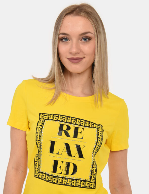 T-shirt Fracomina Giallo - T-shirt su base gialla con stampa centrale in nero più glitter argentati. La vestibilità è morbid