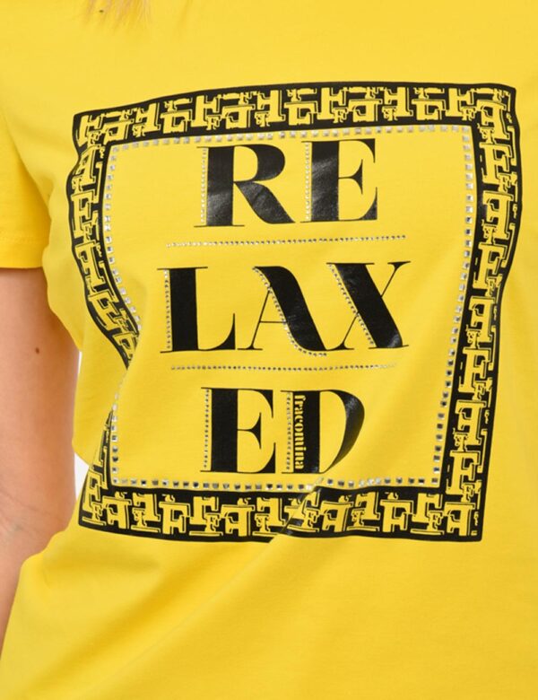 T-shirt Fracomina Giallo - T-shirt su base gialla con stampa centrale in nero più glitter argentati. La vestibilità è morbid