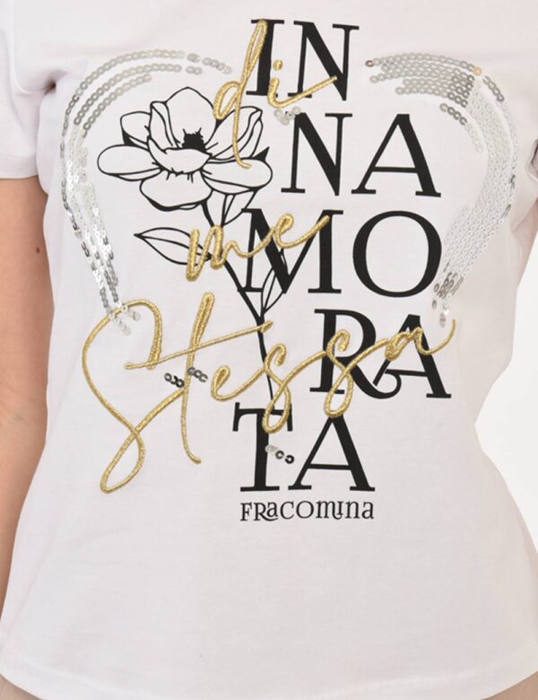 T-shirt Fracomina Bianco - T-shirt su base bianca con stampa centrale nera e gialla più paillettes argentate. La vestibilità