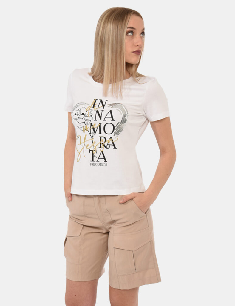 T-shirt Fracomina Bianco - T-shirt su base bianca con stampa centrale nera e gialla più paillettes argentate. La vestibilità