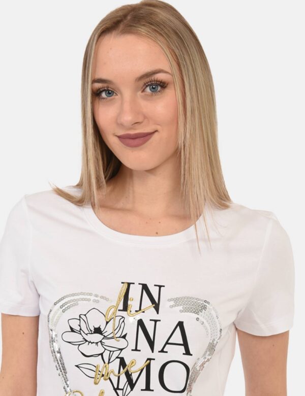 T-shirt Fracomina Bianco - T-shirt su base bianca con stampa centrale nera e gialla più paillettes argentate. La vestibilità