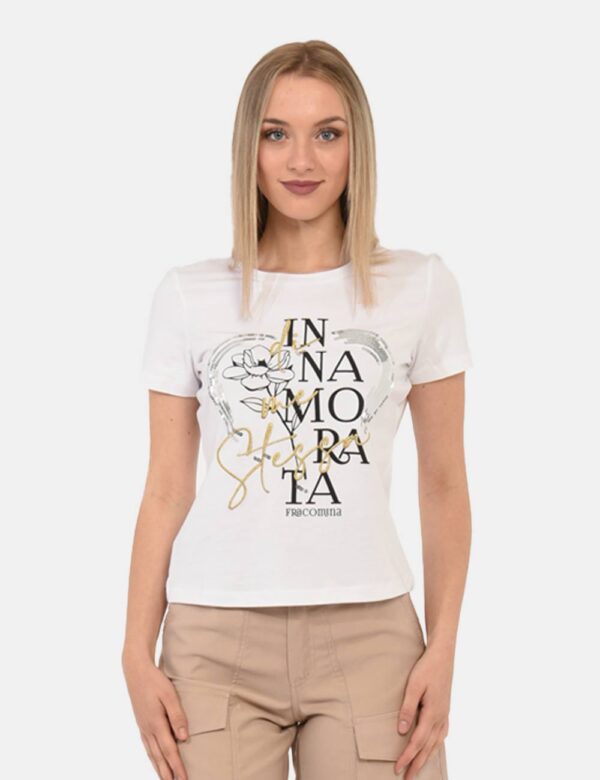 T-shirt Fracomina Bianco - T-shirt su base bianca con stampa centrale nera e gialla più paillettes argentate. La vestibilità