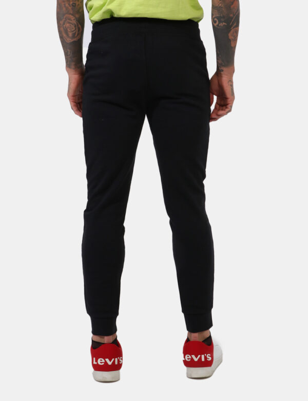 Pantaloni Fred Mello Nero - Pantaloni della tuta in total nero con logo brand giallo. Presenti polsini sul girocaviglia e ta