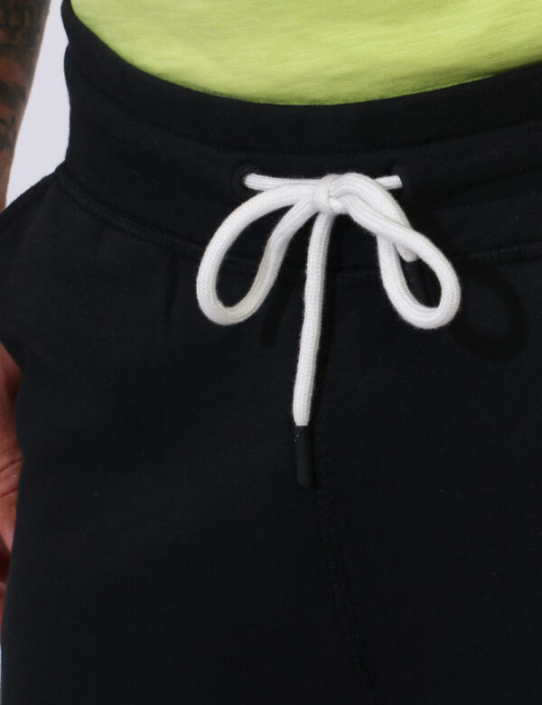 Pantaloni Fred Mello Nero - Pantaloni della tuta in total nero con logo brand giallo. Presenti polsini sul girocaviglia e ta