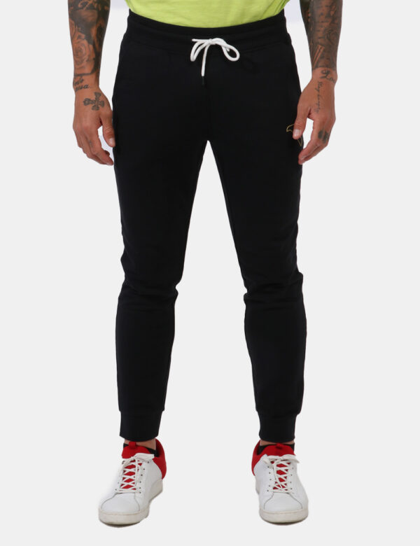Pantaloni Fred Mello Nero - Pantaloni della tuta in total nero con logo brand giallo. Presenti polsini sul girocaviglia e ta