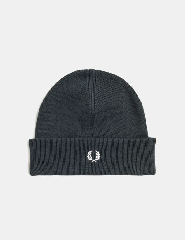 Cappello Fred Perry Verde - Cappello modello berretto in total verde molto scuro con logo brand ricamato bianco. Il capo pre