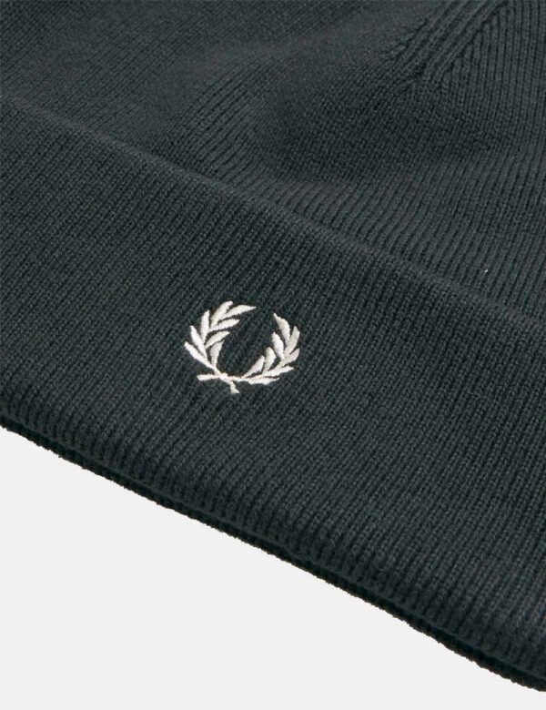 Cappello Fred Perry Verde - Cappello modello berretto in total verde molto scuro con logo brand ricamato bianco. Il capo pre