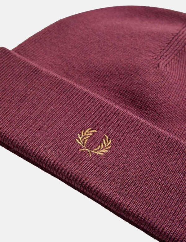 Cappello Fred Perry Bordeaux - Cappello modello berretto in total bordeaux ocra con logo brand ricamato marrone. Il capo pre