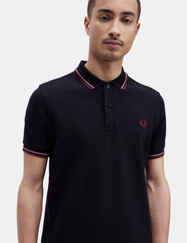 Polo Fred Perry Nero - Polo in total nero con logo brand ricamato ad altezza cuore. Presente colletto alla peter pan con pro