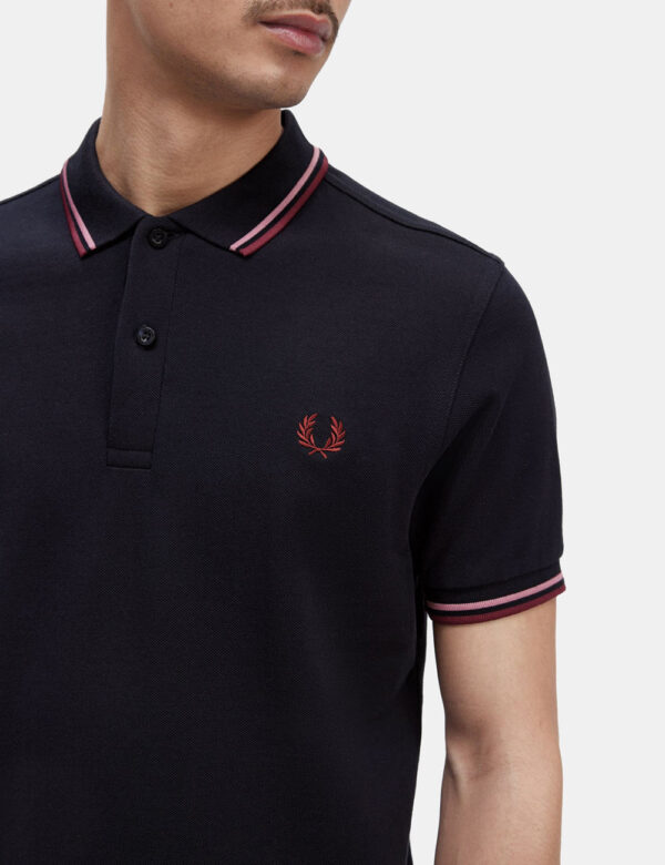 Polo Fred Perry Nero - Polo in total nero con logo brand ricamato ad altezza cuore. Presente colletto alla peter pan con pro