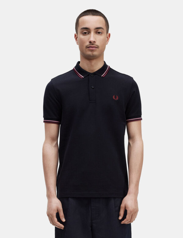 Polo Fred Perry Nero - Polo in total nero con logo brand ricamato ad altezza cuore. Presente colletto alla peter pan con pro