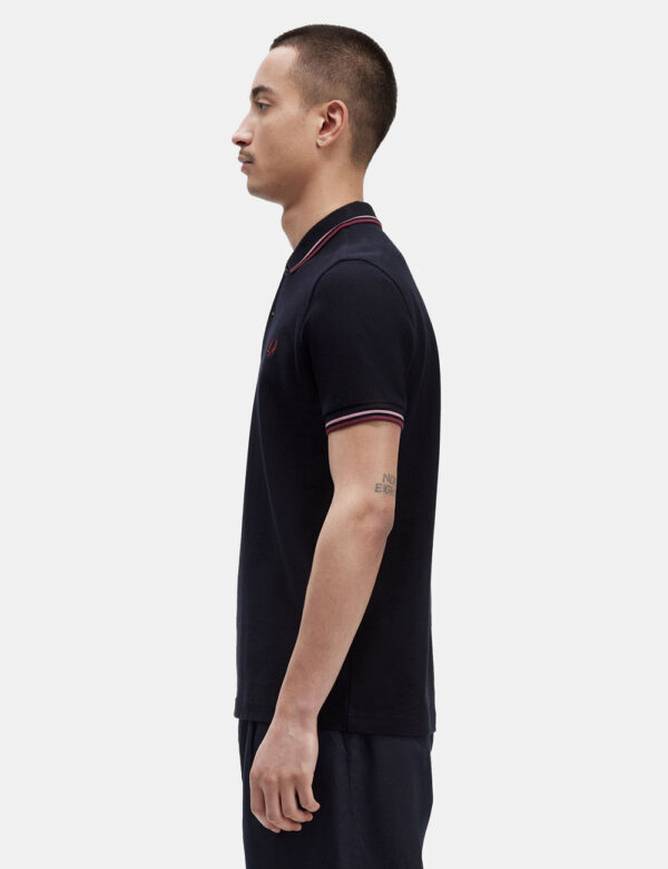 Polo Fred Perry Nero - Polo in total nero con logo brand ricamato ad altezza cuore. Presente colletto alla peter pan con pro