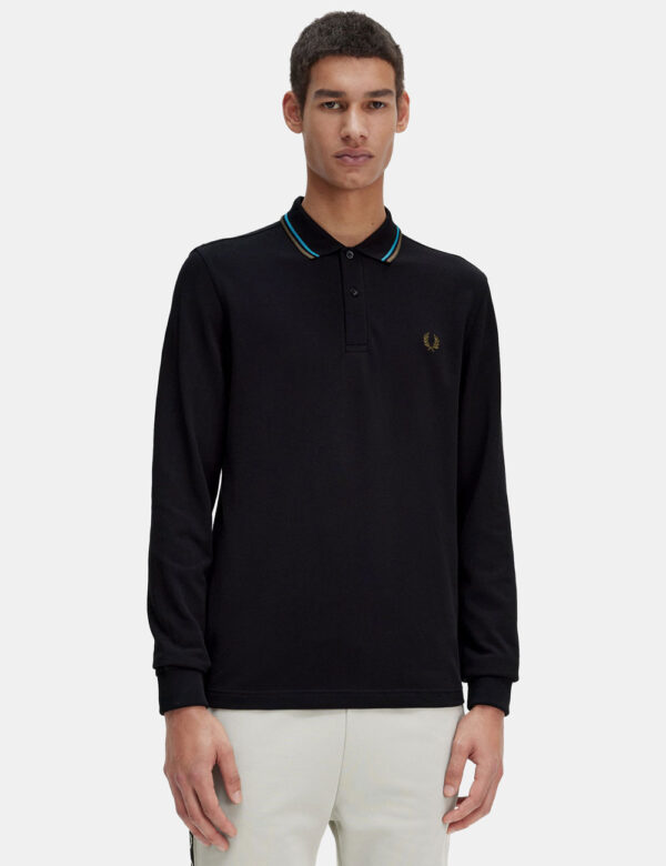 Polo Fred Perry Nero - Polo a maniche lunghe in total nero con logo brand verde ricamato ad altezza cuore. Presente colletto