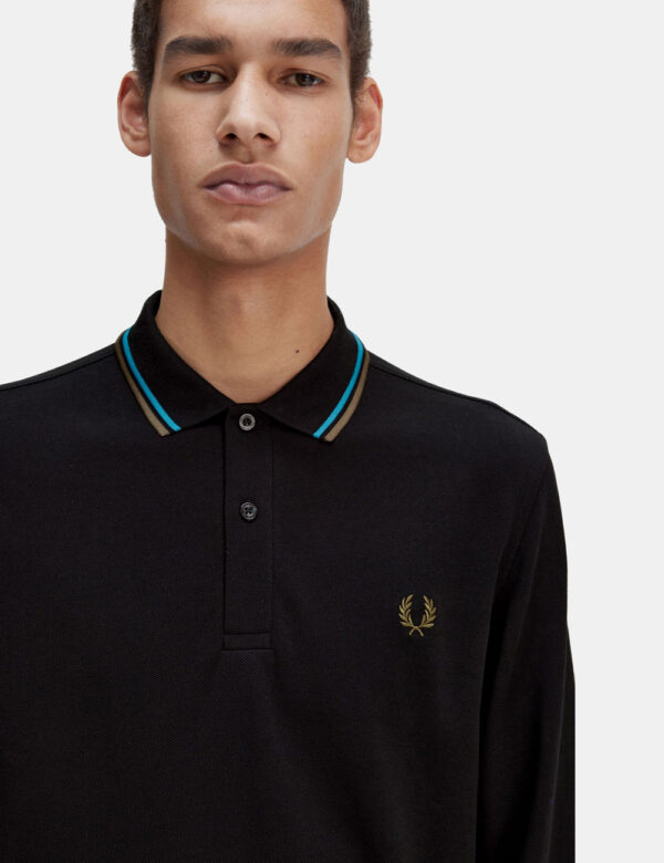 Polo Fred Perry Nero - Polo a maniche lunghe in total nero con logo brand verde ricamato ad altezza cuore. Presente colletto