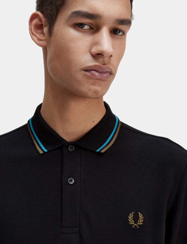 Polo Fred Perry Nero - Polo a maniche lunghe in total nero con logo brand verde ricamato ad altezza cuore. Presente colletto