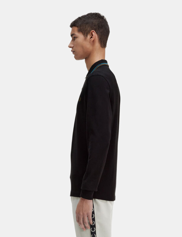 Polo Fred Perry Nero - Polo a maniche lunghe in total nero con logo brand verde ricamato ad altezza cuore. Presente colletto