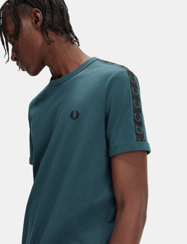 T-shirt Fred Perry Verde - T-shirt classica in total verde intenso con logo brand nero ricamato ad altezza cuore. Presenti b