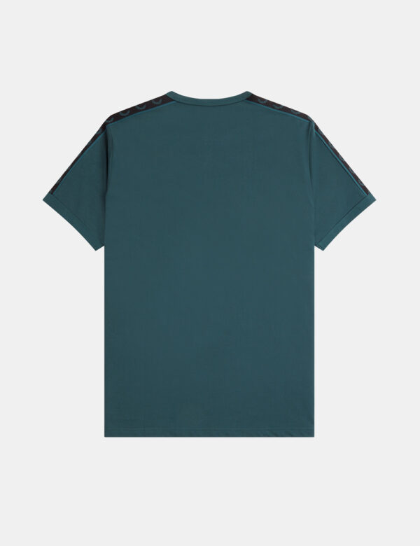 T-shirt Fred Perry Verde - T-shirt classica in total verde intenso con logo brand nero ricamato ad altezza cuore. Presenti b