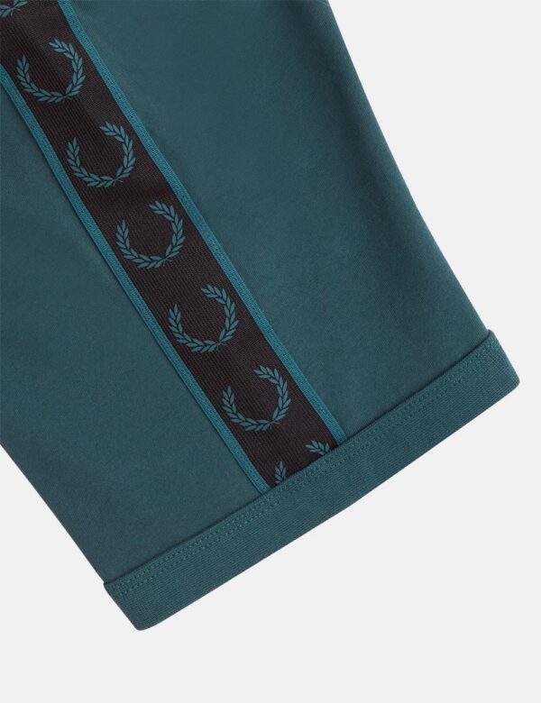 T-shirt Fred Perry Verde - T-shirt classica in total verde intenso con logo brand nero ricamato ad altezza cuore. Presenti b