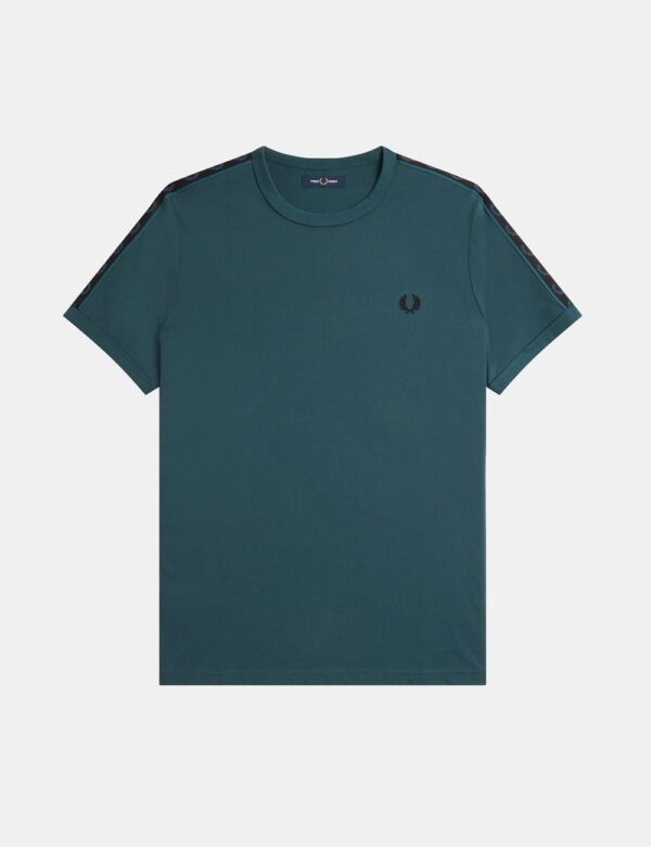 T-shirt Fred Perry Verde - T-shirt classica in total verde intenso con logo brand nero ricamato ad altezza cuore. Presenti b