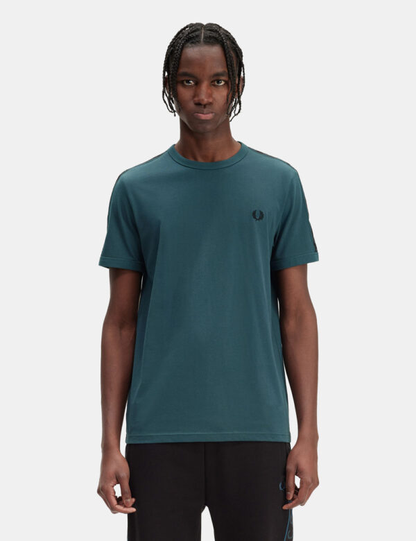 T-shirt Fred Perry Verde - T-shirt classica in total verde intenso con logo brand nero ricamato ad altezza cuore. Presenti b