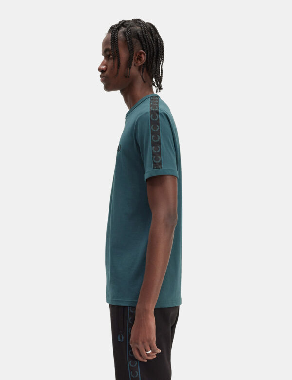 T-shirt Fred Perry Verde - T-shirt classica in total verde intenso con logo brand nero ricamato ad altezza cuore. Presenti b