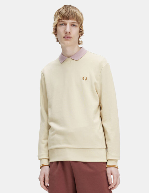 Felpa Fred Perry Beige - Felpa classica in total beige intenso con logo brand ricamato ad altezza cuore. La vestibilità è mo
