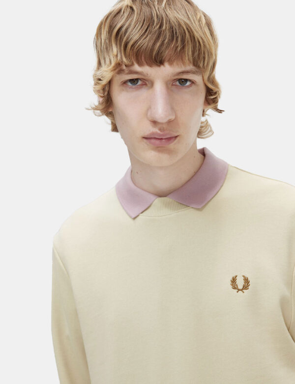 Felpa Fred Perry Beige - Felpa classica in total beige intenso con logo brand ricamato ad altezza cuore. La vestibilità è mo