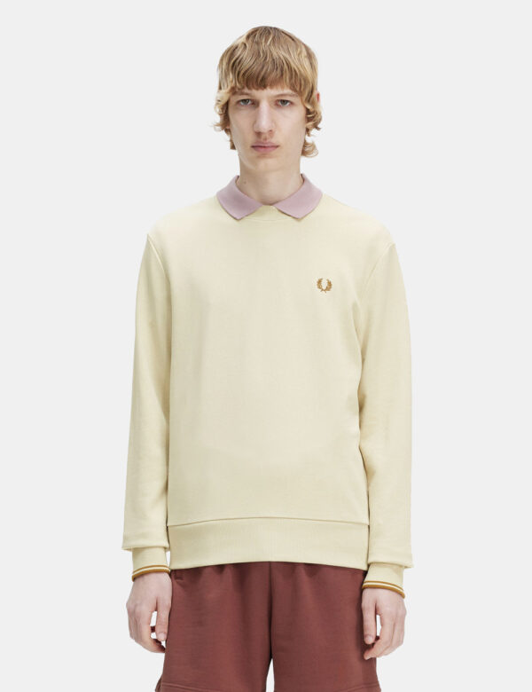 Felpa Fred Perry Beige - Felpa classica in total beige intenso con logo brand ricamato ad altezza cuore. La vestibilità è mo
