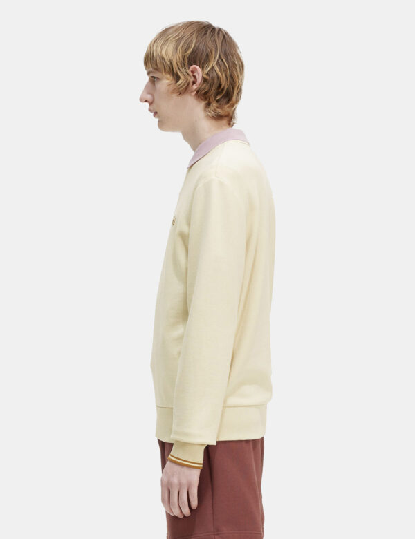 Felpa Fred Perry Beige - Felpa classica in total beige intenso con logo brand ricamato ad altezza cuore. La vestibilità è mo