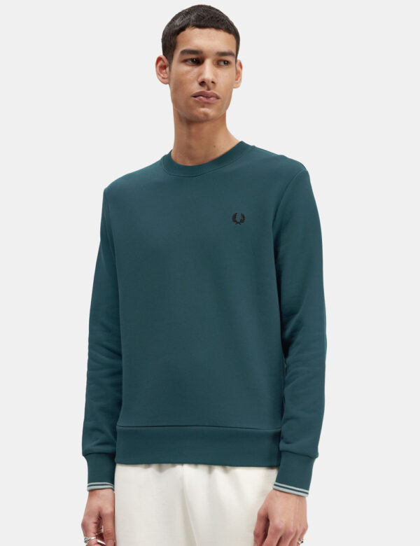 Felpa Fred Perry Verde - Felpa classica in total verde intenso con logo brand ricamato ad altezza cuore. La vestibilità è mo